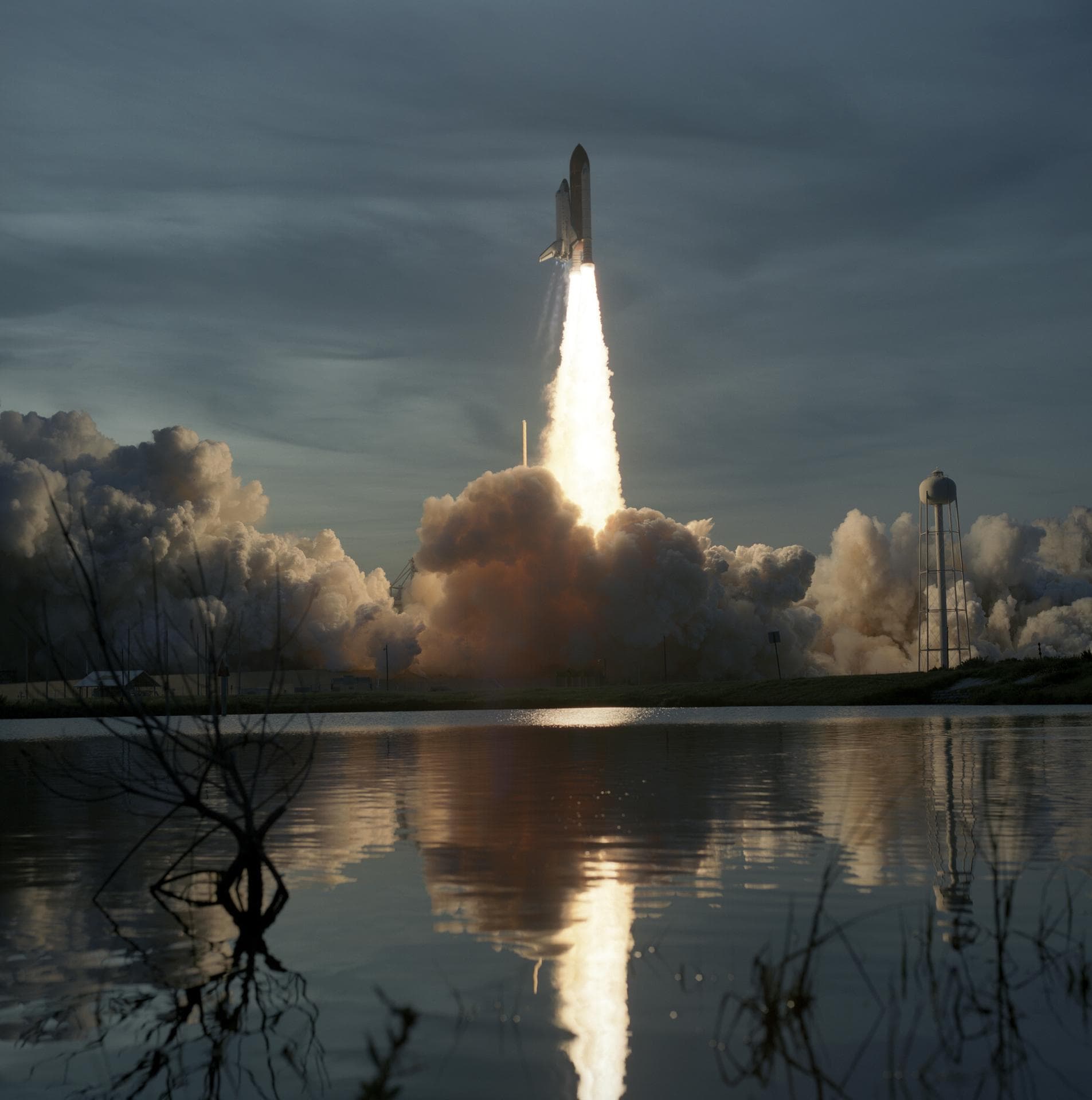 Space shuttle Discovery during the STS-48 mission
